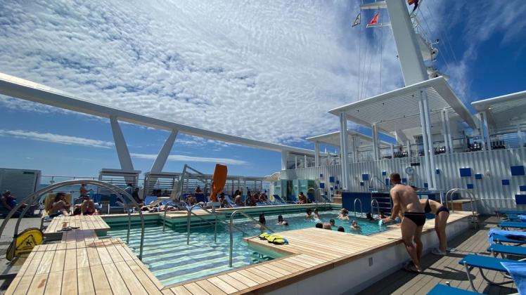 Sommer, Sonne, Kreuzfahrt: Auf der "Costa Smeralda" verteilen sich derzeit 3800 Passagiere. Sie reisen unter speziellen Corona-Regeln. Ausgelegt ist das Schiff, das von Meyer Turku gebaut wurde, für 6554 Passagiere.