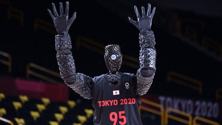 Saitama, July 27, 2021. CUE, der basketballspielende Roboter.
