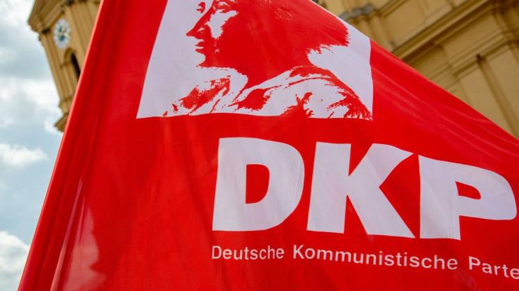 Die Flagge der Deutschen Kommunistischen Partei weht in München.