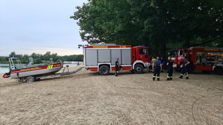 Rettungskräfte haben am Dienstagabend den Dankernsee in Haren nach einem Jungen abgesucht, der als vermisst galt.