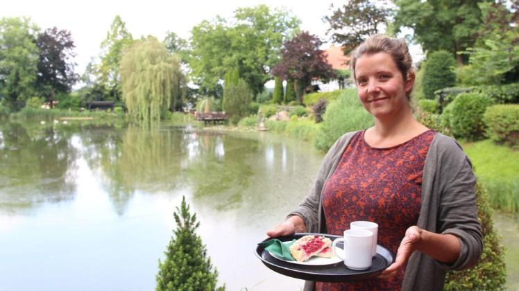 Freut sich auf viele Gäste, die Kaffee und Kuchen am Renkenörener See genießen wollen: Vorstandsmitglied Stephanie Jegliczka vom Heimatverein Borgloh.