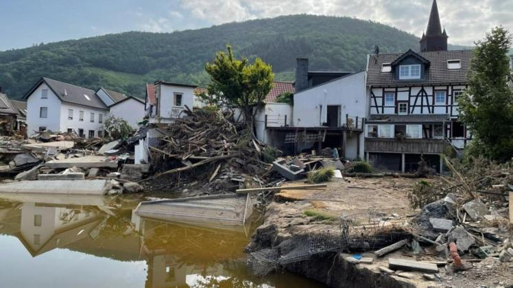 Von der Idylle ist in der kleinen Gemeinde Dernau an der Ahr nach dem Hochwasser nicht mehr viel geblieben. Hier hilft Sören Lenz aus Lünne mit anderen Emsländern.