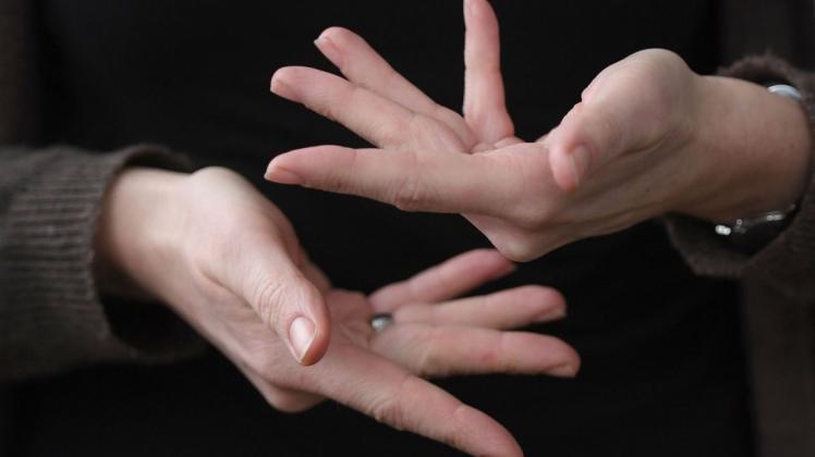 Bald auch in Delmenhorst?  Eine Gebärdendolmetscherin zeigt mit ihren Fingern das Wort "beraten" in Gebärdensprache. (Symbolfoto)