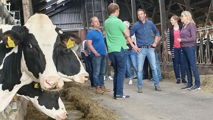 Angeregte Unterhaltung: Milchviehhalter Henning Kruse (vorn mittig) schildert CDU-Direktkandidat Philipp Albrecht (vorne links) und der Delmenhorster OB-Kandidatin Petra Gerlach (vorne rechts) die Situation auf seinem Hof.