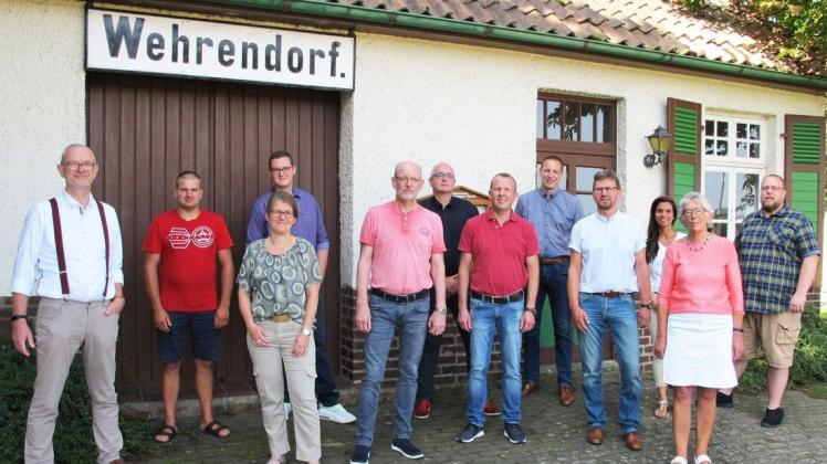 Die Kandidaten der gemeinsame Liste für den Ortsrat Wehrendorf vor dem alten Bahnhof.
