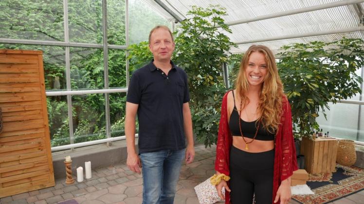 Zartes Pflänzchen: Detlef Garmann vermietet das ehemalige Verkaufsgewächshaus an Ina Hoffrogge für Yoga-Kurse.