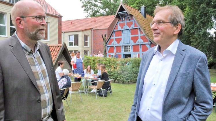 Helmut Blauth (rechts), langjähriger Leiter von Gut Dauelsberg, ist am Donnerstagvormittag in den Ruhestand verabschiedet worden. Nachfolger Carsten Sauerwein genießt schon jetzt sein vollstes Vertrauen.
