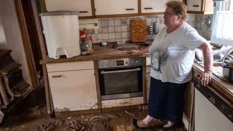 Susanne Dunkel steht in ihrer zerstörten Küche im Ortsteil Blessem. Im Katastrophengebiet Erftstadt-Blessem dürfen einige Anwohner dauerhaft in ihre Häuser zurück.