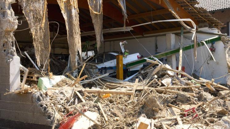 Dernau in Rheinland-Pfalz: Eine Autowerkstatt liegt in Trümmern. Die Flut hat auch hier zahlreiche Häuser zerstört. Niedersachsen hat finanzielle Unterstützung angekündigt.