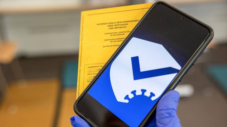 In Arztpraxen erhalten Geimpfte weiterhin ein digitales Impfzertifikat. Als Nachweis genügt aber auch der gelbe Impfpass. (Symbolbild) In Arztpraxen erhalten Geimpfte weiterhin ein digitales Impfzertifikat. Als Nachweis genügt aber auch der gelbe Impfpass. (Symbolbild)