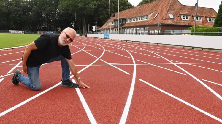 Freut sich über den Abschluss der Erneuerung der Kunststoffflächen im Stadion: Wolfgang Budde, Vorsitzender des Leichtathletik-Kreises Delme-Hunte.