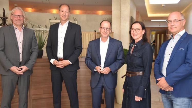 Das ist der neue Vorstand des Fördervereins der örtlichen Wirtschaft Delmenhorst: (v. li.) Ulrich Droste, Thorsten Schulze, Vorsitzender Wolfgang Etrich, Petra Kosten und Andreas Vogler.