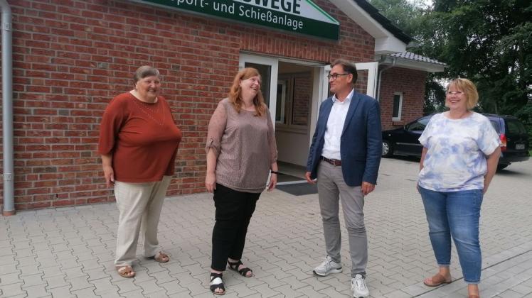 Endlich ist das neue Vereinsheim fertig: Darüber freuen sich (von links) Ingetraut Niemann, Inge Holschen und Heike Braue vom Schützenverein sowie Bürgermeisterkandidat Henry Peukert.