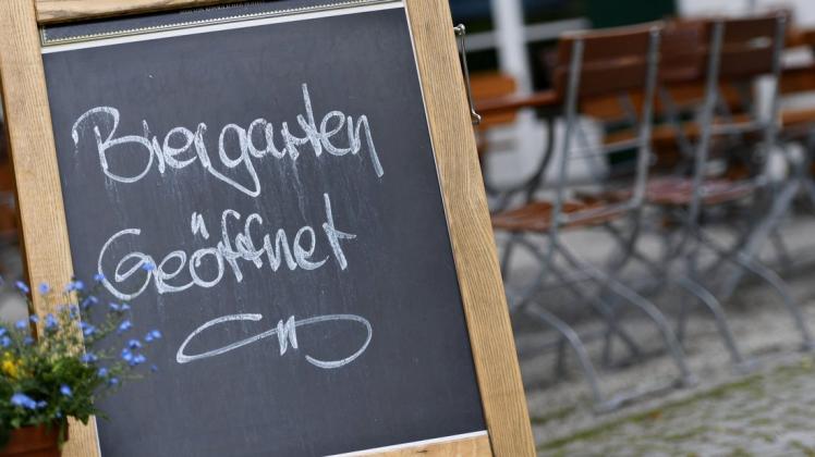 Trotz steigender Inzidenzwerte sollen Gastronomiebetriebe in Niedersachsen geöffnet bleiben und von Corona-Beschränkungen ausgenommen werden können. Die Gastronomie gilt nicht als Inzidenztreiber, Diskos hingegen schon. Für sie sollen bald wieder strengere Regeln gelten.