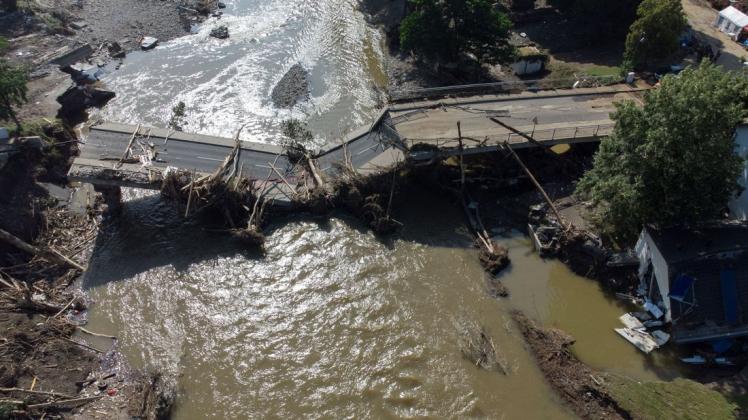 Völlig zerstört ist diese Brücke über die Ahr in Ahrweiler nach der Flutkatastrophe. Die Gemeinde Stuhr weist hilfsbereiten Bürgern den Weg. (Symbolfoto)