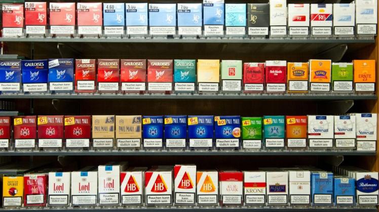 Einen Schaden von einer Million Euro sollen fünf Männer durch den Handel mit unversteuerten Zigaretten verursacht haben. (Symbolbild)