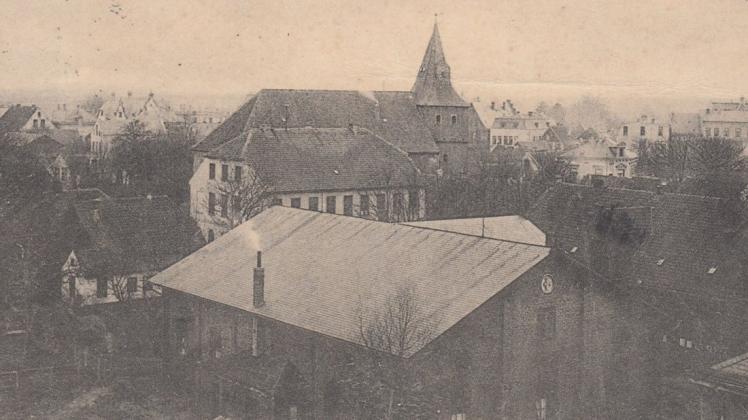 Die Postkarte mit der Delmenhorster Stadtkirche im Mittelpunkt wurde 1903 versendet.