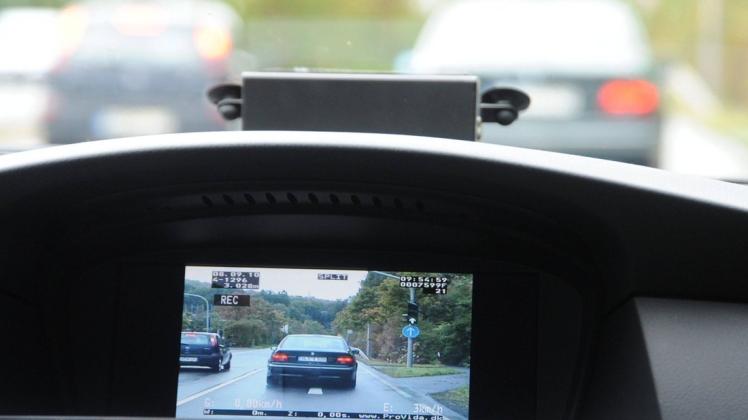 Mit einem Video-Messfahrzeug hat die Autobahnpolizei Ahlhorn einen Raser gestoppt, der auf der A28 bei Delmenhorst 167 statt 100 Stundenkilometer fuhr. (Symbolfoto)