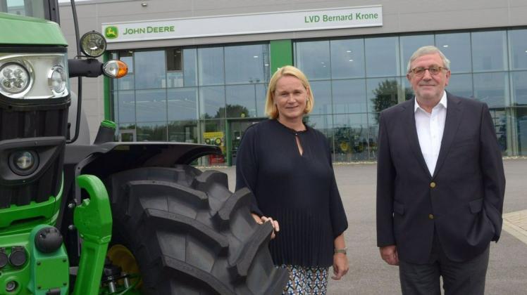 Feiert sein 50-jähriges Betriebsjubiläum beim Unternehmen Krone in Spelle: Ludger Gude, Geschäftsführer des LVD. Links Geschäftsführerin Dorothee Renzelmann.