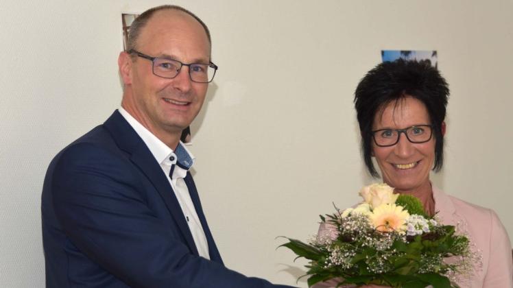 Vorstandsmitglied Lars Pfeilsticker überreicht Angelika Meusel den obligatorischen Blumenstrauß mit den besten Wünschen für die Zukunft.