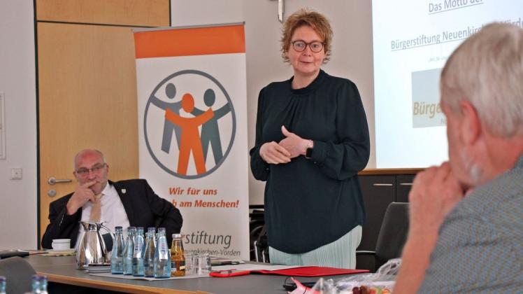 Auf Stippvisite in Neuenkirchen-Vörden: Niedersachens Sozialministerin Daniela Behrens im Gespräch mit dem stellvertretenden Bürgermeister Rainer Duffe (links).