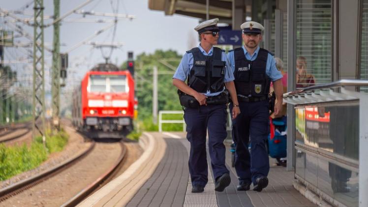 Ein betrunkener Mann hat in Emden die Bahn-Gleise als Abkürzung genutzt. Ein Zug musste eine Vollbremsung machen.
