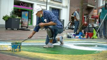 Der Straßenkünstler Gregor Wosik malte ein 3-D-Bild in die Lingener Innenstadt.