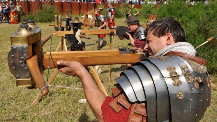 Auch das Schießen mit einer römischen "Armbrust" wird in Kalkriese demonstriert.