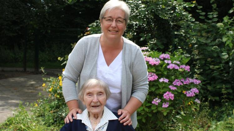 Jubilarin Maria Duling mit Nichte Bernadette Wessling im Garten des Alten- und Pflegeheimes St. Ursula im Paulusweg  in Haselünne.