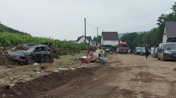 Die Straße von Ahrweiler in die nahegelegene Ortschaft Marienthal wurde mit Hilfe der emsländischen Landwirte geräumt.