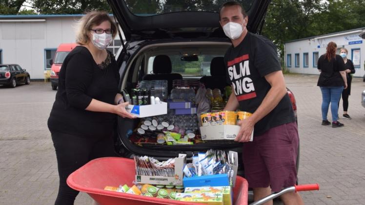 Bei der „NRW Hochwasser Hilfegruppe Delmenhorst“ laden die Helfer Janina Wilkens und Joschka Kuty Spenden aus. Bei der „NRW Hochwasser Hilfegruppe Delmenhorst“ laden die Helfer Janina Wilkens und Joschka Kuty Spenden aus.