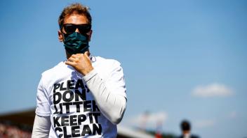 Mag Mottoshirts: "Bitte werft nichts in die Landschaft. Sorgt für Sauberkeit", lautet Sebastian Vettels modische Botschaft in Silverstone.