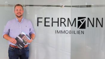 Bietet Service rund um die Immobilie: Julian Fehrmann an seinem Standort im Amisia Kontor in Haren.