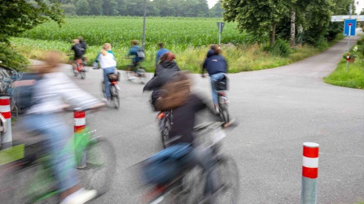 Viele Radfahrer, wenig Sicherheit? Anwohner wünschen sich mehr Sicherheit auf dem Weg zwischen Sutthausen und der Innenstadt – und dass der Burenkamp zur Fahrradstraße wird. Das Foto zeigt die Abzweigung zum Brinkhofweg.