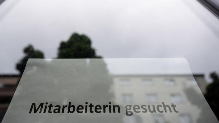 Die Mehrheit der befragten Unternehmen geht davon aus, dass Mitarbeiter auch in Zukunft nicht einfacher zu finden sind.