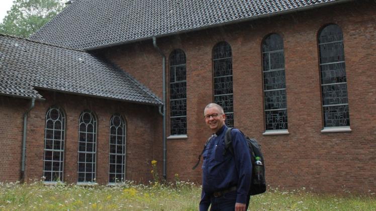 Einen geschenkten Rucksack hat Pfarrer Michael Schiller für den Weg aus dem „Twister Moor“ ins „Esterwegener Moor“ bereits gepackt.