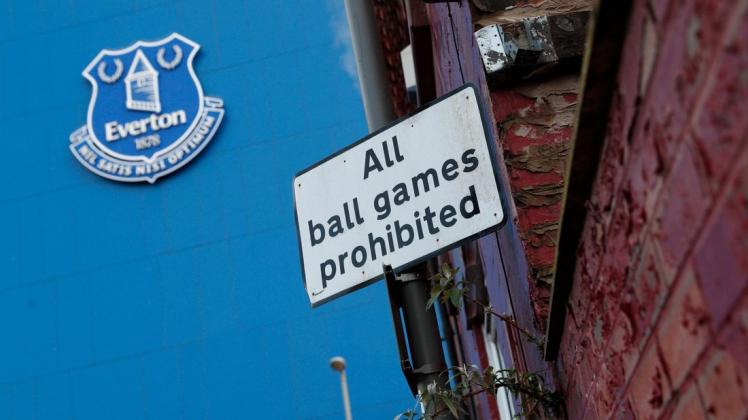 Ein Spieler des englischen Erstligisten FC Everton ist vorübergehend von seinem Verein suspendiert worden. Er wurde auch von der Polizei festgenommen.