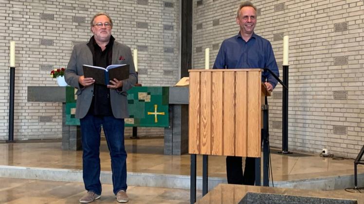 Johannes Mitternacht (links) und Pastor Ralf Frerichs freuen sich, am Sonntag wieder eine Präsenzveranstaltung anbieten zu können.