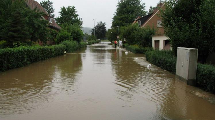 Straßen wurden vor elf Jahren in der hiesigen Region überflutet, so wie hier in Rabber. Damals gab es Regenmengen von 160 Litern pro Quadratmeter und dies war bereits mit extremen Auswirkungen verbunden (Archivfoto).