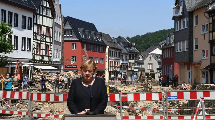 Verspricht Betroffenen schnelle und unbürokratische Hilfe: Bundeskanzlerin Angela Merkel (CDU) beim Besuch im vom Hochwasser heimgesuchten Ort Bad Münstereifel.