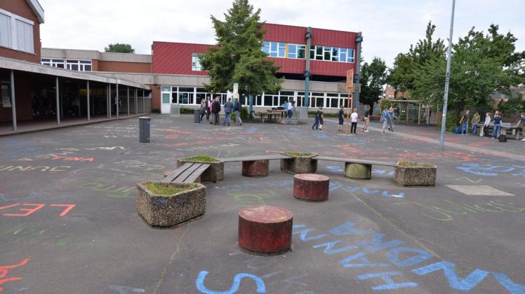 Viel Asphalt: Der Schulhof des Gymnasiums Haren soll saniert werden.