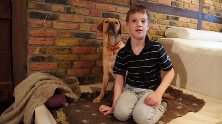 Ein Assistenzhund soll dem elfjährigen Paul Kruse aus Geeste-Osterbrock dabei helfen, im Alltag mit der Erkrankung klarzukommen. Links im Bild ist Hund Casper zu sehen, Assistenzhund einer Autistin in Meppen.