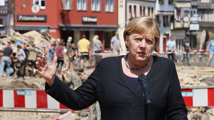 Kanzlerin Angela Merkel (CDU) verspricht in Bad Münstereifel schnelle Hilfe für Flutopfer.