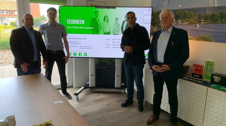 Marcel Riethmüller (von links) und Co-Geschäftsführer Nicolas Rohrbach haben ihr Unternehmen Ecogreen Murat Kalmis und Horst Kortlang vorgestellt.