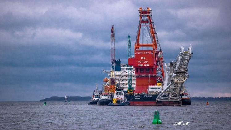 Schlepper ziehen das russische Rohr-Verlegeschiff "Fortuna" aus dem Hafen auf die Ostsee. Das Ende der Bauarbeiten von Nord Stream 2 steht kurz bevor.
