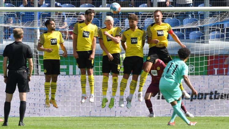 Maßarbeit: Der Bochumer Herbert Bockhorn verwandelte im Testspiel gegen Borussia Dortmund einen direkten Freistoß zur zwischenzeitlichen 3:0-Führung.
