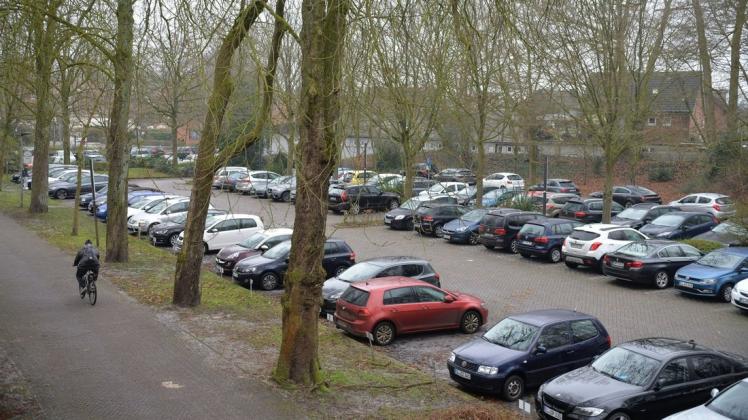 Die Parkplätze an der Lingener Wilhelmshöhe sind, wie hier im Februar 2021, oft von Fahrzeugen besetzt, die dort nicht parken dürften. Doch wohin?
