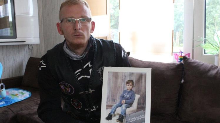 Lars Sass zeigt ein Foto seines Sohnes Kilian, als dieser noch gesund war.