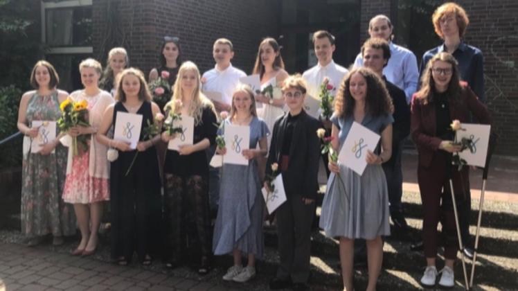 16 Schülerinnen und Schüler der Freien Waldorfschule in Evinghausen erhielten dort in diesem Jahr ihr Abiturzeugnis.