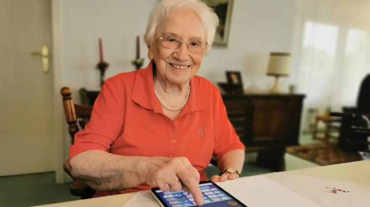 Alter schützt vor dem Tablet nicht: Was ihre Borussia macht, prüft Ruth Busmann auch mit 100 Jahren im Internet.